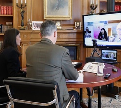 Don Felipe y Doña Letizia conversan con el presidente de Projecte Home Balears, Tomeu Catalá; su presidente ejecutivo, Jesús Mullor; y una usuaria de 